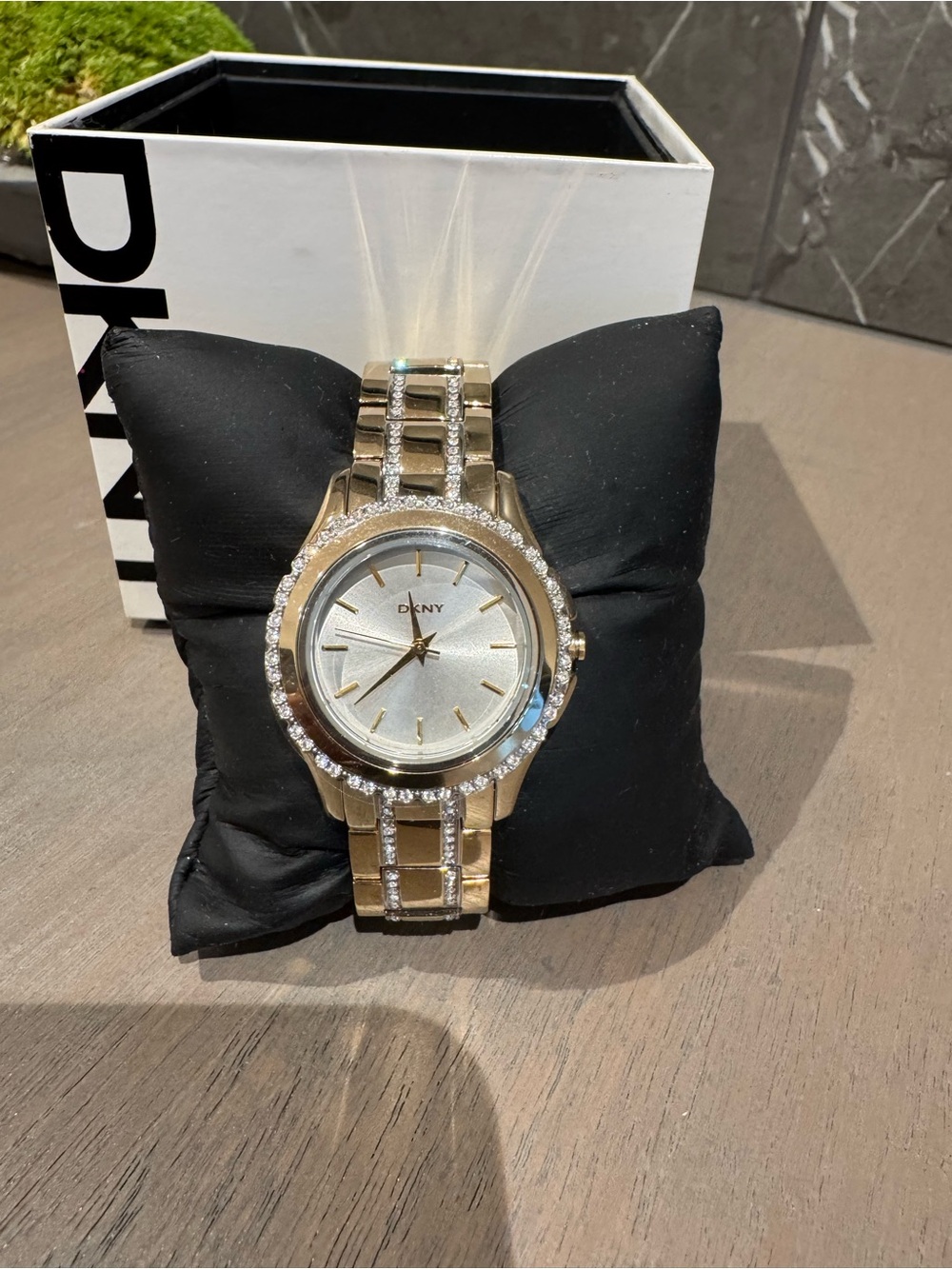 DKNY NY8699 Silver Tone Crystal Watch New in Box Never Worn